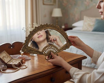 Specchio a ventaglio vintage in ottone, decorazione per toeletta con vetro inciso, stile Hollywood Regency anni '70.