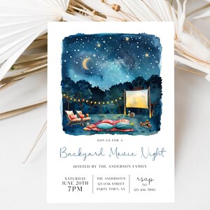 Op de afbeelding: Een rechthoekige uitnodigingskaart met een aquarelillustratie van een filmavond in de achtertuin onder een sterrenhemel met een maansikkel, lichtsnoeren, stoelen en een scherm. De tekst bevat Join us for a Backyard Movie Night, hosted by the Anderson family, met datum, tijd, adres en RSVP-gegevens.
