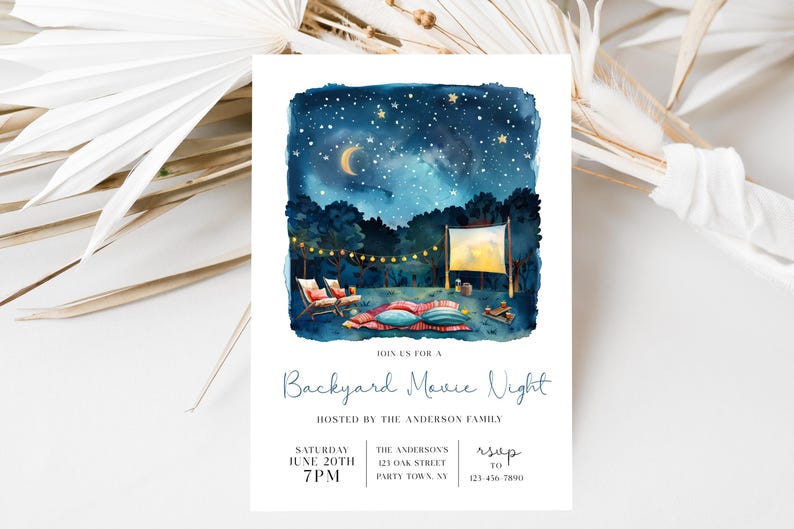 Op de afbeelding: Een rechthoekige uitnodigingskaart met een aquarelillustratie van een filmavond in de achtertuin onder een sterrenhemel met een maansikkel, lichtsnoeren, stoelen en een scherm. De tekst bevat Join us for a Backyard Movie Night, hosted by the Anderson family, met datum, tijd, adres en RSVP-gegevens.