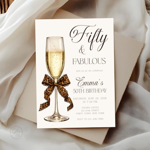 Può includere: Un biglietto d'invito color crema con la scritta "Fifty & Fabulous" e "Emma's 50th Birthday". È presente un bicchiere di champagne con un fiocco leopardato. La carta include i dettagli dell'evento e le informazioni RSVP.
