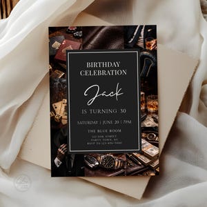 Könnte beinhalten: Eine Geburtstagseinladung mit einem Collage-Hintergrund aus Pokerchips, Spielkarten und Leder. Die Einladung lautet "BIRTHDAY CELEBRATION Jack IS TURNING 30" mit Veranstaltungsdetails. Die Einladung befindet sich auf einem neutralen Hintergrund.