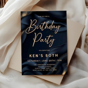 Puede incluir: Una invitación de fiesta de cumpleaños azul marino con letras y detalles dorados. La invitación dice "Birthday Party" e incluye detalles para la celebración del 50 cumpleaños de Ken, incluyendo la fecha, hora y lugar.