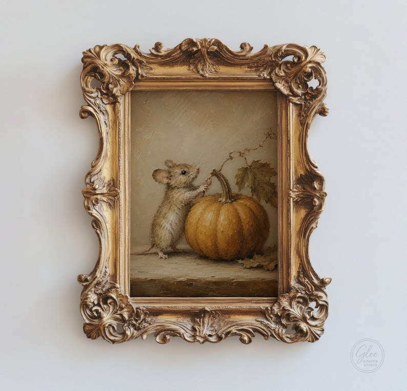 Peut inclure: Une peinture encadr&eacute;e repr&eacute;sentant une petite souris brune debout &agrave; c&ocirc;t&eacute; d'une citrouille orange ronde avec une vigne et une feuille. L'&oelig;uvre est ins&eacute;r&eacute;e dans un cadre dor&eacute; orn&eacute;, dot&eacute; de volutes complexes et de d&eacute;tails sculpt&eacute;s.