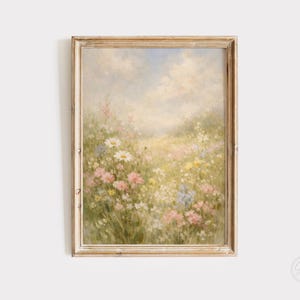 Puede incluir: Una pintura enmarcada de estilo vintage representa un campo de flores silvestres bajo un cielo suave y nublado. La obra presenta una paleta de colores pastel, incluyendo flores rosas, blancas, amarillas y azules, con un marco dorado desgastado.