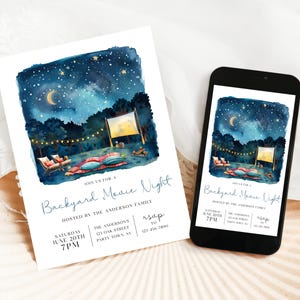 Op de afbeelding: Een rechthoekige uitnodigingskaart en een smartphone met een ontwerp voor een filmavond in de achtertuin. De afbeelding toont een aquarel nachtelijke hemel met sterren, een maansikkel, een filmscherm, lichtsnoeren en stoelen op het gras.
