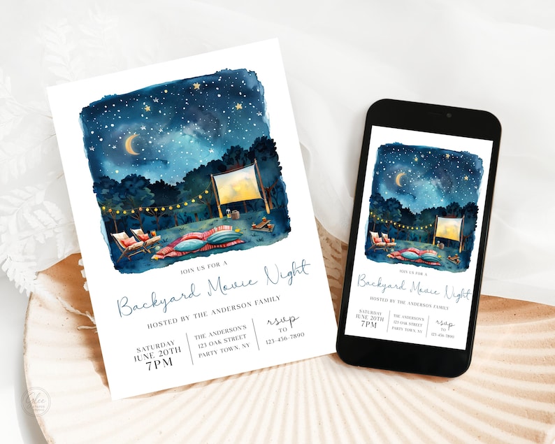 Op de afbeelding: Een rechthoekige uitnodigingskaart en een smartphone met een ontwerp voor een filmavond in de achtertuin. De afbeelding toont een aquarel nachtelijke hemel met sterren, een maansikkel, een filmscherm, lichtsnoeren en stoelen op het gras.