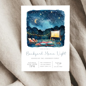 Op de afbeelding: Een rechthoekige uitnodigingskaart met een aquarelillustratie van een buitenbioscoop bij nacht onder een sterrenhemel, met maan, lichtsnoeren, ligstoelen, picknickkleed en scherm. Tekst: "JOIN US FOR A Backyard Movie Night HOSTED BY THE ANDERSON FAMILY SATURDAY JUNE 20TH 7PM THE ANDERSON'S 123 OAK STREET PARTY TOWN, NY rsvp TO 123-456-7890".