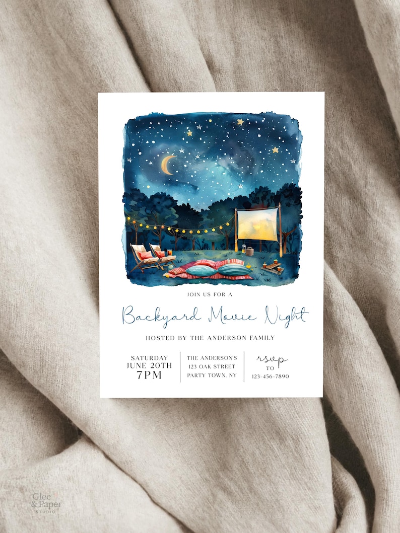 Op de afbeelding: Een rechthoekige uitnodigingskaart met een aquarelillustratie van een buitenbioscoop bij nacht onder een sterrenhemel, met maan, lichtsnoeren, ligstoelen, picknickkleed en scherm. Tekst: "JOIN US FOR A Backyard Movie Night HOSTED BY THE ANDERSON FAMILY SATURDAY JUNE 20TH 7PM THE ANDERSON'S 123 OAK STREET PARTY TOWN, NY rsvp TO 123-456-7890".