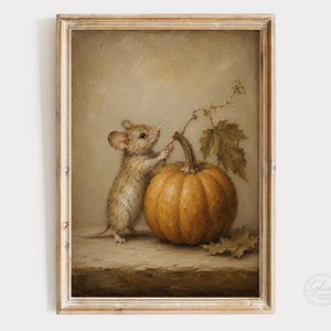 Peut inclure: Une impression de peinture &agrave; l'huile encadr&eacute;e repr&eacute;sentant une petite souris brune debout &agrave; c&ocirc;t&eacute; d'une citrouille orange ronde avec une tige verte et une vigne avec des feuilles. L'&oelig;uvre est r&eacute;alis&eacute;e dans une palette de tons terreux.