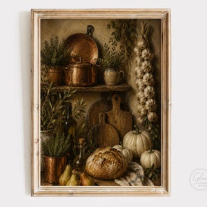 Può includere: Una stampa artistica incorniciata che raffigura una scena di cucina rustica con pentole in rame, una treccia d'aglio appesa, taglieri in legno, una pagnotta di pane a lievitazione naturale, zucche bianche, erbe verdi in vaso e pere.