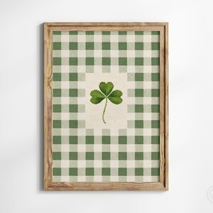 Puede incluir: Impresi&oacute;n enmarcada con un patr&oacute;n de cuadros verdes y blancos y un tr&eacute;bol central. La obra de arte est&aacute; en un marco de madera, ideal para el D&iacute;a de San Patricio. El dise&ntilde;o tiene una est&eacute;tica r&uacute;stica y encantadora, adecuada para la decoraci&oacute;n del hogar.