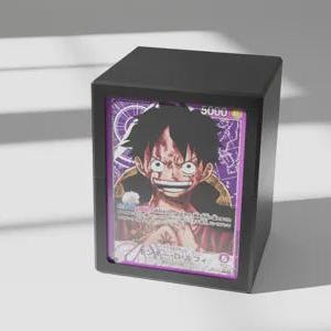 Könnte beinhalten: Ein schwarzes Karten-Display mit einer Sammelkarte, die eine Cartoonfigur mit schwarzen Haaren und einem breiten Grinsen zeigt. Die Karte hat einen lila Rand und die Zahl 5000 ist sichtbar.