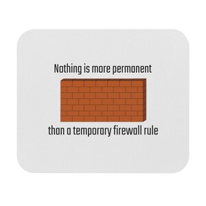 Puede incluir: Alfombrilla de ratón cuadrada blanca con el texto "Nada es más permanente que una regla de firewall temporal". Un gráfico de pared de ladrillos está en el centro. El texto y el gráfico son en negro y marrón.