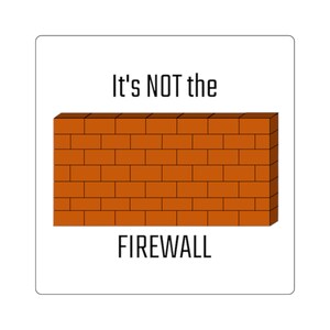 Puede incluir: Una pegatina cuadrada con el texto "It's NOT the" encima de una ilustración de un muro de ladrillos y la palabra "FIREWALL" debajo. El muro de ladrillos es naranja y el texto es negro.