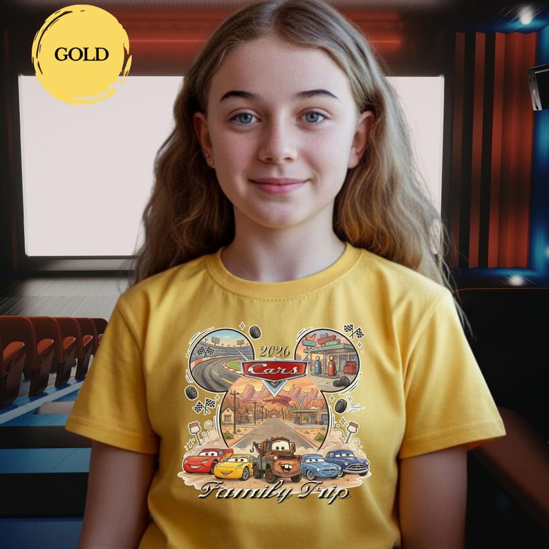 Puede incluir: Una camiseta amarilla con un gr&aacute;fico de los personajes de Cars de Disney y el texto "Family Trip". El dise&ntilde;o incluye im&aacute;genes de coches de carreras, una gasolinera y el texto "2020 Cars".