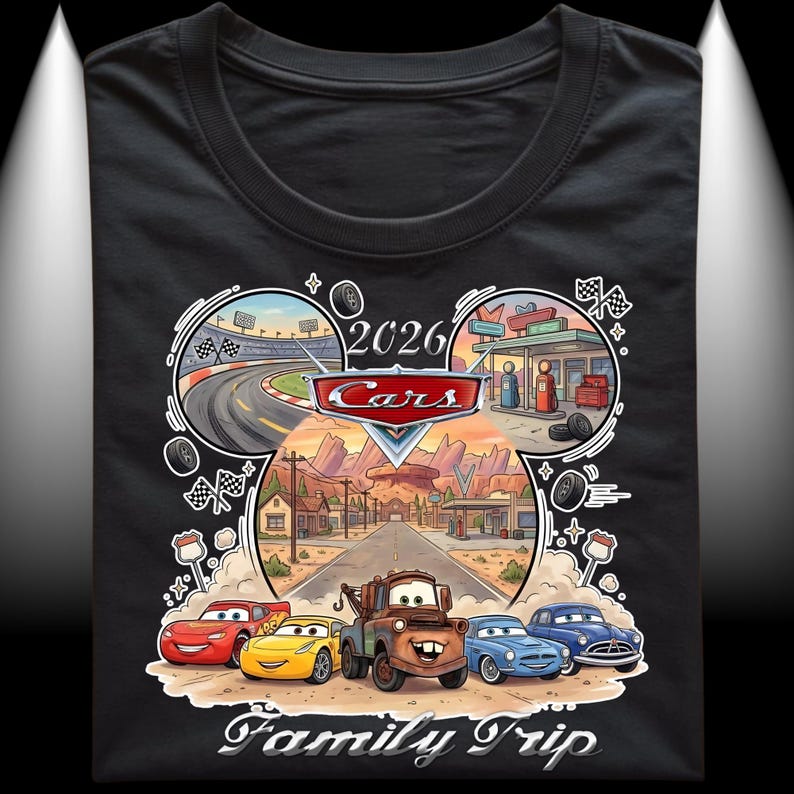 Puede incluir: Camiseta negra con un gr&aacute;fico colorido de la pel&iacute;cula Cars. El dise&ntilde;o incluye una pista de carreras, una gasolinera y el texto "2026 Cars Family Trip". La camiseta muestra a Rayo McQueen, Mate y otros personajes.