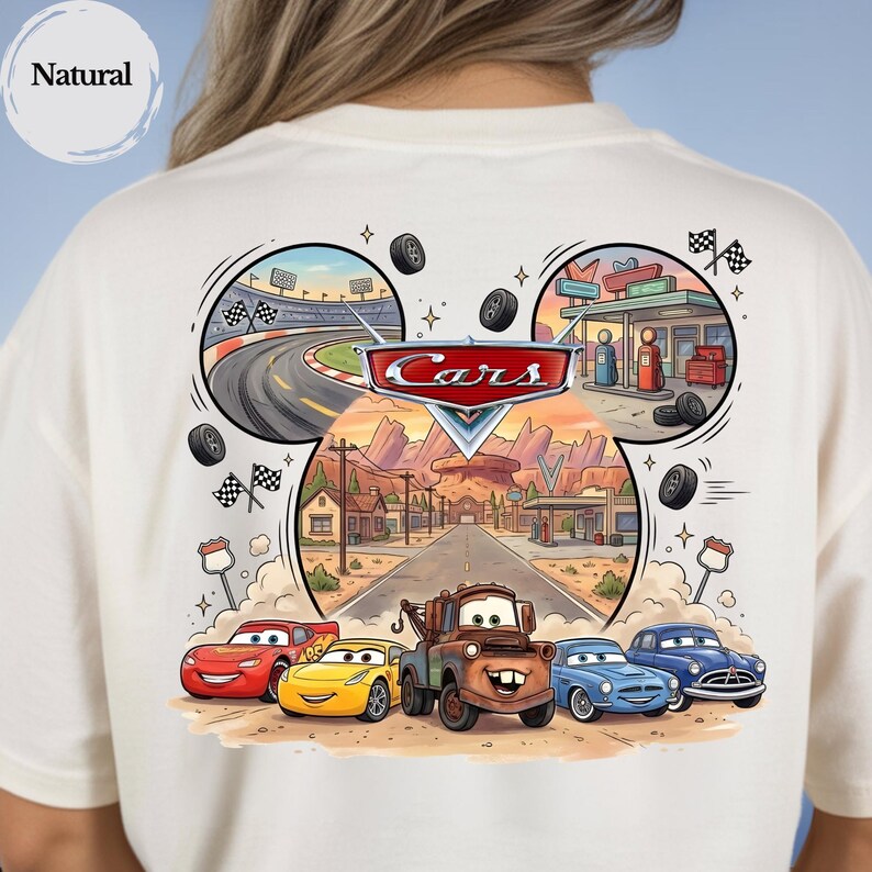 Pu&ograve; includere: Una t-shirt color crema con una stampa grafica del logo Disney Cars e personaggi tra cui Saetta McQueen, Cricchetto e altri. Il design include scene di un circuito di gara, una stazione di servizio e un paesaggio di citt&agrave; desertica.