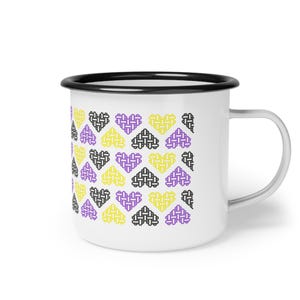 Puede incluir: Taza de esmalte blanco con borde y asa negros. La taza está decorada con un patrón repetido de formas de corazón amarillas, negras y moradas. Diseñada para bebidas frías o calientes.