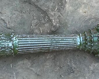 Colonne de lampe vintage en métal coulé : peinture verte écaillée, pièce de récupération corinthienne acanthe (31,75 cm)