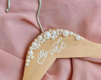 Cabide personalizado para vestido de noiva – lembrança para guardar o vestido com detalhes em pérola.