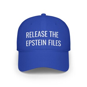 Może przedstawiać: Królewska niebieska czapka bejsbolówka z białym napisem "RELEASE THE EPSTEIN FILES". Czapka ma zakrzywiony daszek i zaokrągloną koronę.