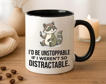 Caneca divertida com estampa de guaxinim, perfeita para distrair os olhos. Ideal para presentear amantes de animais e criar uma atmosfera kawaii com bichinhos da floresta.