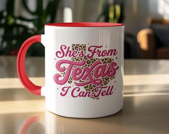 Caneca "Ela é do Texas, eu sei", Estampa de Leopardo com o Contorno do Estado do Texas, Caneca de Café para Garota do Sul, Design Rosa, Presente para Ela que Demonstra Orgulho do Texas