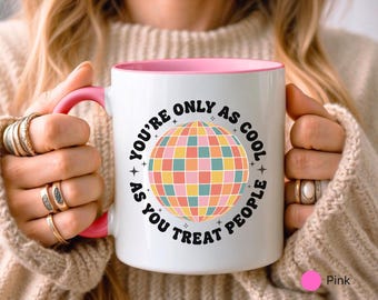 Caneca "Você só é tão legal quanto trata as pessoas", Caneca de café retrô com bola de discoteca, Presente com mensagem positiva, Utensílio para bebida com citação sobre gentileza, Estética descolada