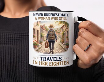 Caneca "Nunca Subestime uma Mulher que Ainda Viaja aos Oitenta Anos", Presente Inspirador para Aventureiros da Terceira Idade, Caneca de Café com Frase Empoderadora, Presente para Avó