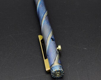 Titan-Fidget-Stift mit spiralförmiger Maserung | Kugelschreiber mit irisierendem blau-gold eloxiertem Bolzenmechanismus