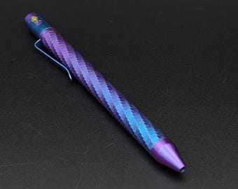 Facettierter Titankugelschreiber | Kugelschreiber mit Arretierung | Farbverlauf von Lila zu Blau eloxiert | Sofort lieferbar | Einzigartiger EDC-Kugelschreiber