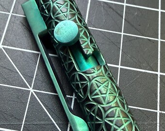 Kugelschreiber mit Titan-Schraubmechanismus | Pentagramm-Gravur | Drehkugellager | Schwarz-grün eloxiert | Sofort lieferbarer EDC-Fidget-Stift
