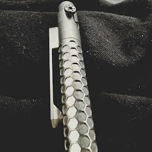 Bolígrafo de acción de perno hexagonal de titanio - Personalizado para ti