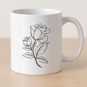 Pu&ograve; includere: Tazza in ceramica bianca con un disegno a tratto nero di una rosa con foglie e un bocciolo. Il design floreale &egrave; centrato sulla superficie della tazza. La tazza ha un manico curvo. Adatta per bevande calde o fredde.