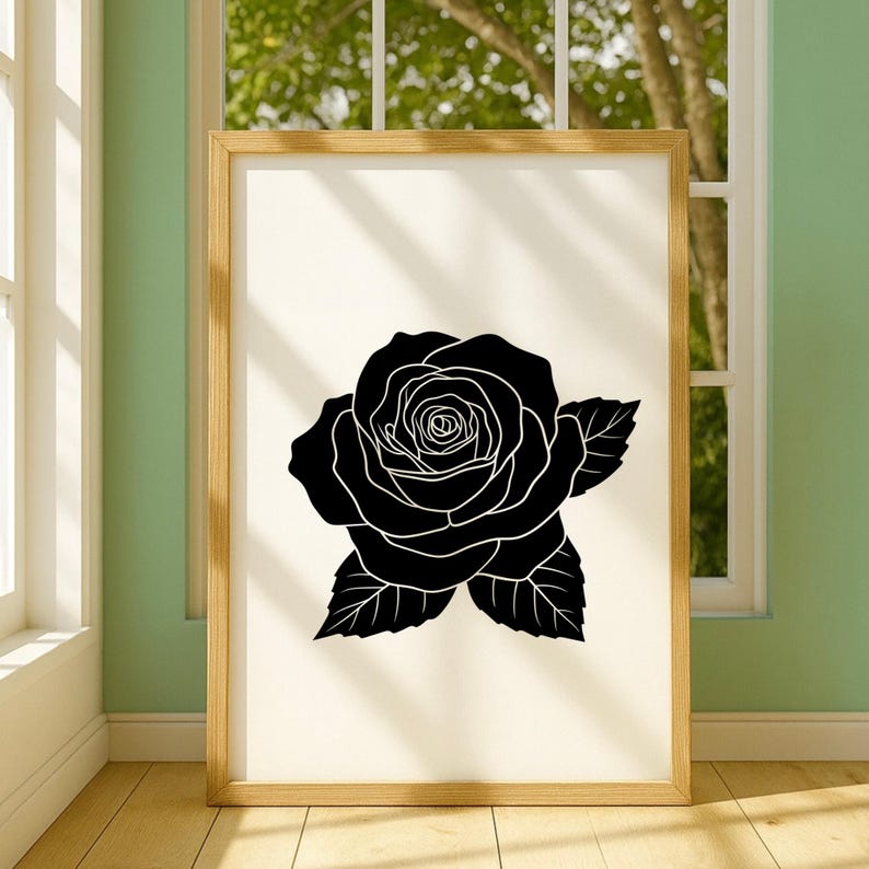 Pu&ograve; includere: Una stampa artistica incorniciata con un'illustrazione di rosa in bianco e nero. La rosa &egrave; raffigurata in uno stile grafico con petali e foglie dettagliati. L'opera d'arte &egrave; presentata in una cornice di legno chiaro.