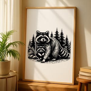 Puede incluir: L&aacute;mina art&iacute;stica enmarcada en blanco y negro que representa una madre mapache y su beb&eacute;. Los mapaches est&aacute;n ilustrados con detalle, sobre un fondo de pinos estilizados. La obra est&aacute; enmarcada en madera clara.