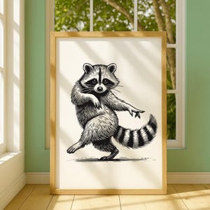 Puede incluir: Ilustraci&oacute;n en blanco y negro enmarcada de un mapache bailando. El mapache est&aacute; representado con pelaje detallado y una cola a rayas. La obra de arte est&aacute; enmarcada en un marco de madera, adecuada para la decoraci&oacute;n del hogar.