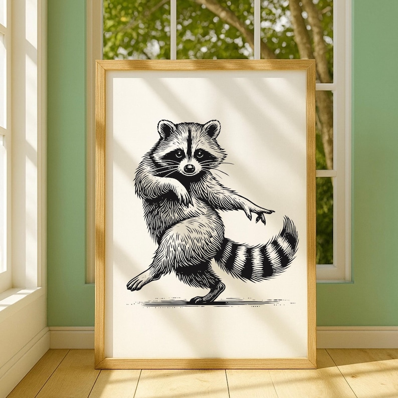 Puede incluir: Ilustraci&oacute;n en blanco y negro enmarcada de un mapache bailando. El mapache est&aacute; representado con pelaje detallado y una cola a rayas. La obra de arte est&aacute; enmarcada en un marco de madera, adecuada para la decoraci&oacute;n del hogar.