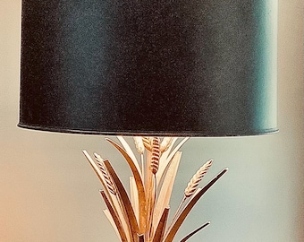 Vintage Lampe mit einem gold vergoldeten Weizenscheide Sockel und schwarzem Lampenschirm
