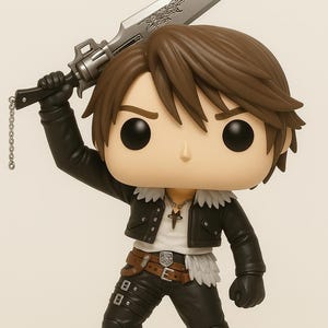 Puede incluir: Figura Funko Pop de un personaje de Final Fantasy VIII. La figura lleva una chaqueta, pantalones y botas negras, y sostiene una gran espada plateada. La figura tiene el pelo castaño y una camisa blanca.