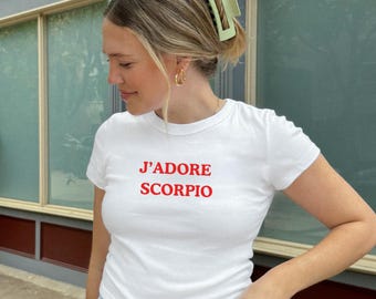 J’adore Skorpion T-Shirt, Skorpion Sternzeichen Shirt, Astrologie Grafik T-Shirt, Französisches Zitat Shirt, Skorpion Saison Geschenk für Frauen