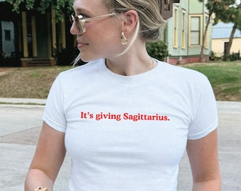 Camiseta "It's Giving Sagittarius" / Camiseta del zodiaco Sagitario / Camiseta gráfica de astrología / Conjunto de temporada de Sagitario / Camiseta del horóscopo para mujer