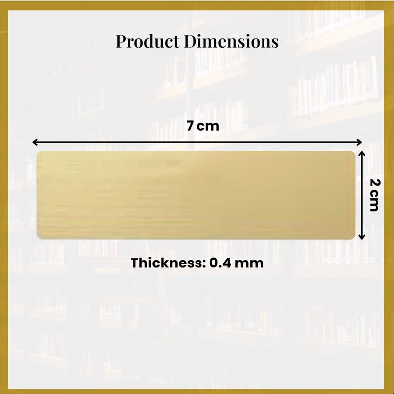 K&ouml;nnte beinhalten: Ein rechteckiges, goldfarbenes Produkt mit angezeigten Abmessungen. Das Produkt ist 7 cm lang, 2 cm breit und 0,4 mm dick. Der Text "Product Dimensions" steht oben.