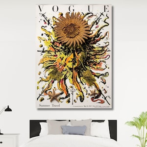 Può includere: Una stampa artistica da parete incorniciata che riproduce una copertina vintage della rivista Vogue del 15 maggio 1947. L'opera mostra un'illustrazione stilizzata del sole con raggi gialli e arancioni, un girasole marrone centrale e due stelle marine.