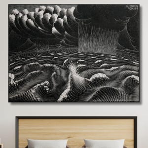 以下が含まれることがあります： 大きな波と暗い雲のある嵐の海を描いた白黒のアートワーク。額入りのアートワークは、木製のヘッドボードが付いたベッドの上に掛けられています。部屋はニュートラルカラーの壁とカーテンを備えています。