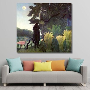 Puede incluir: Gran impresión en lienzo de una escena de la jungla con luna llena. Una figura oscura se encuentra cerca de una serpiente, con un ave rosa y una masa de agua en el fondo. Frondoso follaje verde y altas plantas amarillas llenan la escena.