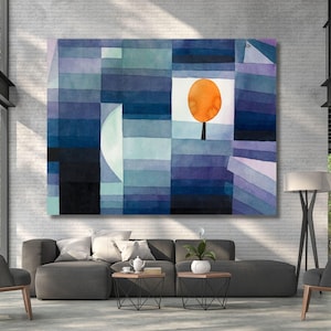 Può includere: Stampa artistica astratta con un design geometrico nei toni del blu, viola e bianco. Un albero arancione è centrato in un quadrato bianco. L'opera d'arte è esposta sopra un divano grigio in un moderno soggiorno.