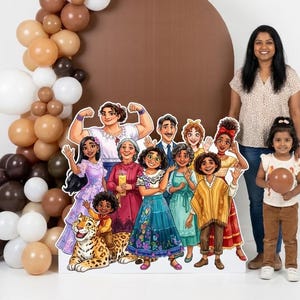 Può includere: Una decorazione per feste colorata con uno sfondo circolare marrone, un arco di palloncini nei toni del marrone e del bianco e un ritaglio di cartone di personaggi di un popolare film d'animazione. Una donna e un bambino sono in piedi davanti al ritaglio.