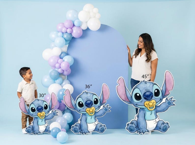 Puede incluir: Tres recortes del personaje Stitch azul en tama&ntilde;os variados de 76 cm, 91 cm y 114 cm. Cada recorte muestra al personaje con orejas grandes, una barriga azul claro y un chupete amarillo. Un arco de globos en blanco, azul y morado.