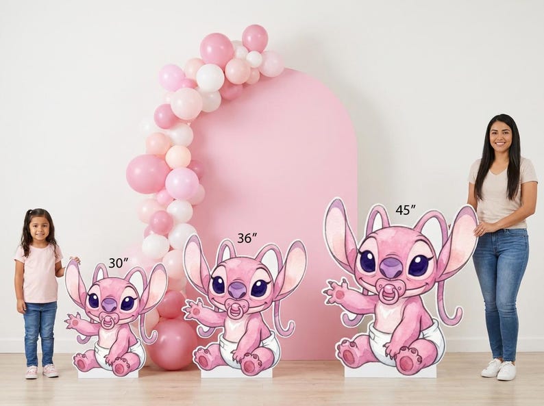 Puede incluir: Tres recortes de personaje de dibujos animados rosa en tama&ntilde;os variados etiquetados como 30, 36 y 45 pulgadas. Cada personaje presenta orejas grandes, nariz morada, pa&ntilde;al blanco y chupete. Los recortes se muestran frente a un arco rosa.